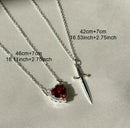 Collar pareja Magnus y Emily (Espada y Corazón)